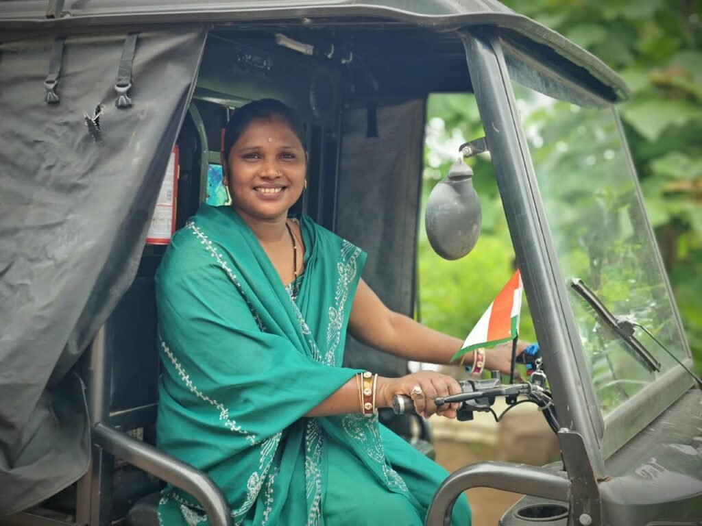 दीदी ई-रिक्शा सहायता योजना से सेवती और अंजू बनीं आत्मनिर्भर, ई-रिक्शा से आसान हुआ सफर और बढ़ी कमाई, हर महीने हो रहा 10 से 12 हजार रुपए का शुद्ध लाभ….