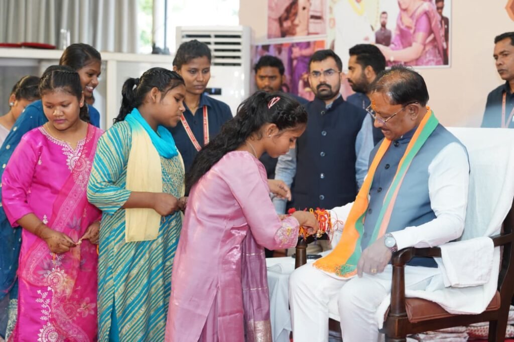 महतारी के आशीष से, राखी के विश्वास से मुख्यमंत्री विष्णु देव साय के नेतृत्व में महिलाओं के सम्मान, स्वावलंबन और आर्थिक सशक्तिकरण की दिशा में निरंतर पहल….