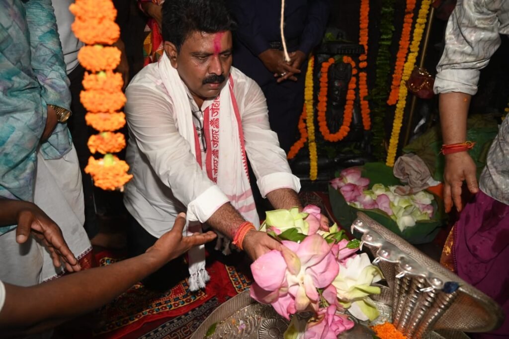 हर-हर महादेव और बोल-बम के जयघोष के साथ निकली भोरमदेव पदयात्रा, शिवमय हुआ कबीरधाम, उप मुख्यमंत्री विजय शर्मा हजारों श्रद्धालुओं के साथ पदयात्रा में हुए शामिल….
