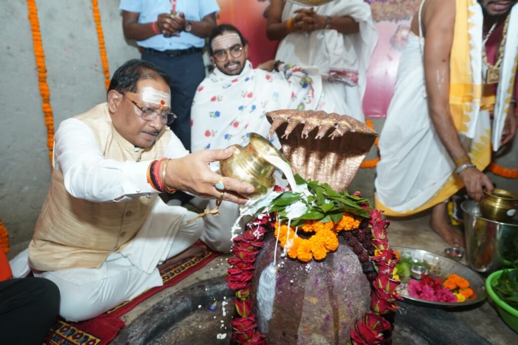 मुख्यमंत्री विष्णुदेव साय ने बाबा कर्मेश्वर का किया रुद्राभिषेक, प्रदेशवासियों की सुख-समृद्धि और खुशहाली की कामना की….