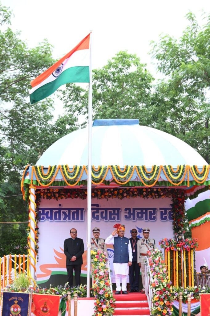स्वतंत्रता दिवस समारोह: मुख्यमंत्री साय ने पुलिस परेड ग्राउंड पर किया ध्वजारोहण, परेड की ली सलामी…..