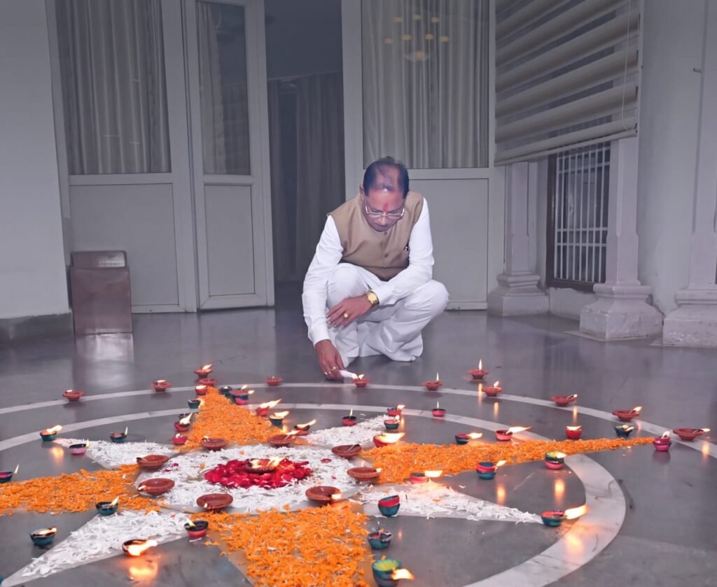 प्रधानमंत्री श्री नरेंद्र मोदी के जन्मदिवस पर मुख्यमंत्री विष्णु देव साय ने अपने निवास पर जलाया ‘आशीर्वाद का दीया’ प्रधानमंत्री श्री नरेंद्र मोदी के स्वस्थ, सुदीर्घ और यशस्वी जीवन की कामना की मुख्यमंत्री ने कहा – सेवा और राष्ट्र निर्माण को समर्पित प्रधानमंत्री के 25 वर्षों की यात्रा हम सभी के लिए प्रेरणा।
