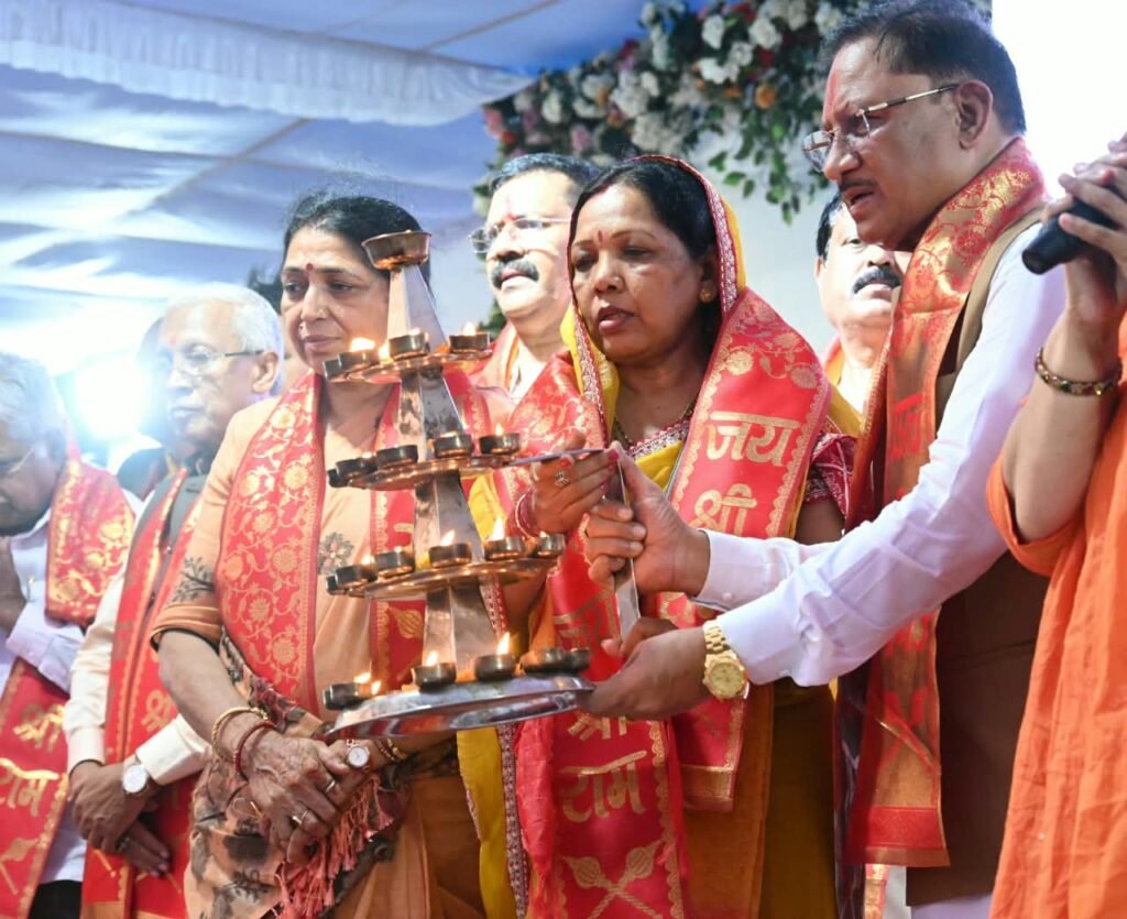 “सवा लाख ‘आशीर्वाद के दीपों’ से जगमगाया खारुन तट, प्रधानमंत्री श्री नरेंद्र मोदी के स्वस्थ और दीर्घायु जीवन के लिए हुई महाआरती* *प्रधानमंत्री श्री नरेंद्र मोदी के नेतृत्व में देश ने लिए अनेक ऐतिहासिक निर्णय, जनकल्याण और राष्ट्र निर्माण को मिली नई गति : मुख्यमंत्री श्री विष्णु देव साय।