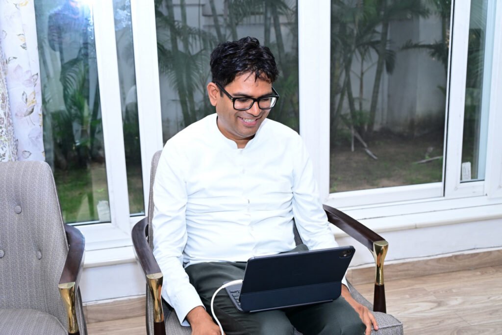 ‘सेवा संकल्प अभियान’ की तैयारियों को लेकर वित्त मंत्री ओपी चौधरी ने की वीडियो कॉन्फ्रेंसिंग, प्रधानमंत्री नरेंद्र मोदी के सार्वजनिक जीवन के 25 वर्ष पूर्ण होने के उपलक्ष्य में आयोजित अभियान की रूपरेखा पर हुई चर्चा…..