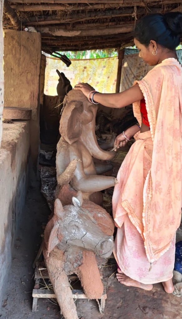 गणपति बप्पा की मिट्टी की प्रतिमा बनाकर बस्तर की महिलाओं ने हुनर से कमाए 1.80 लाख रुपए…..
