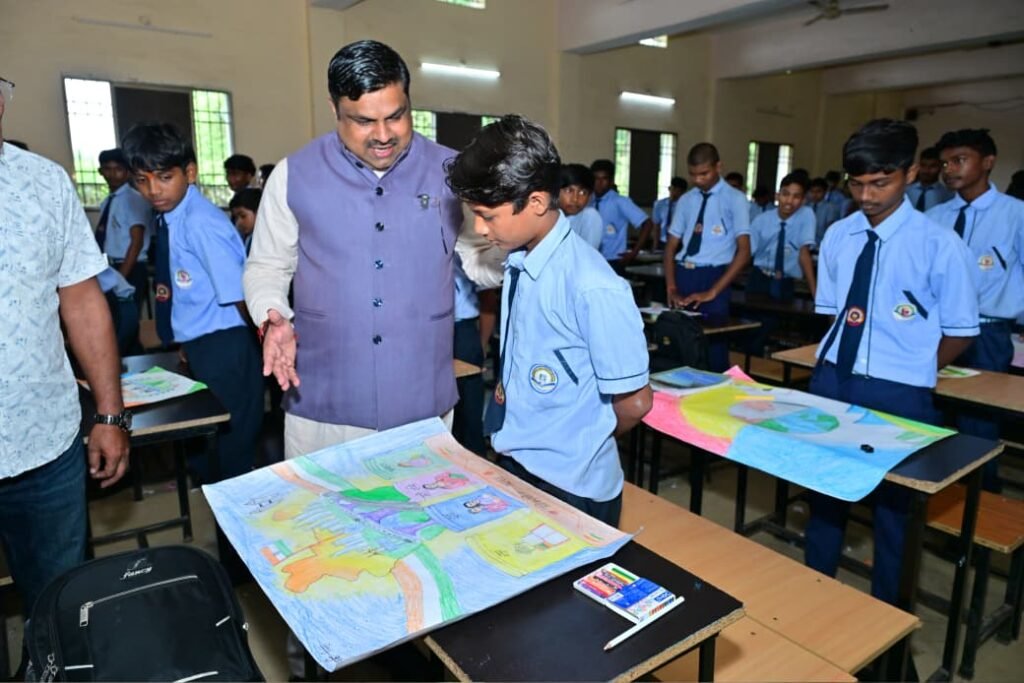 बच्चों ने रंगों में उकेरी विकसित भारत की तस्वीर, शिक्षा मंत्री गजेन्द्र यादव ने बढ़ाया उत्साह….