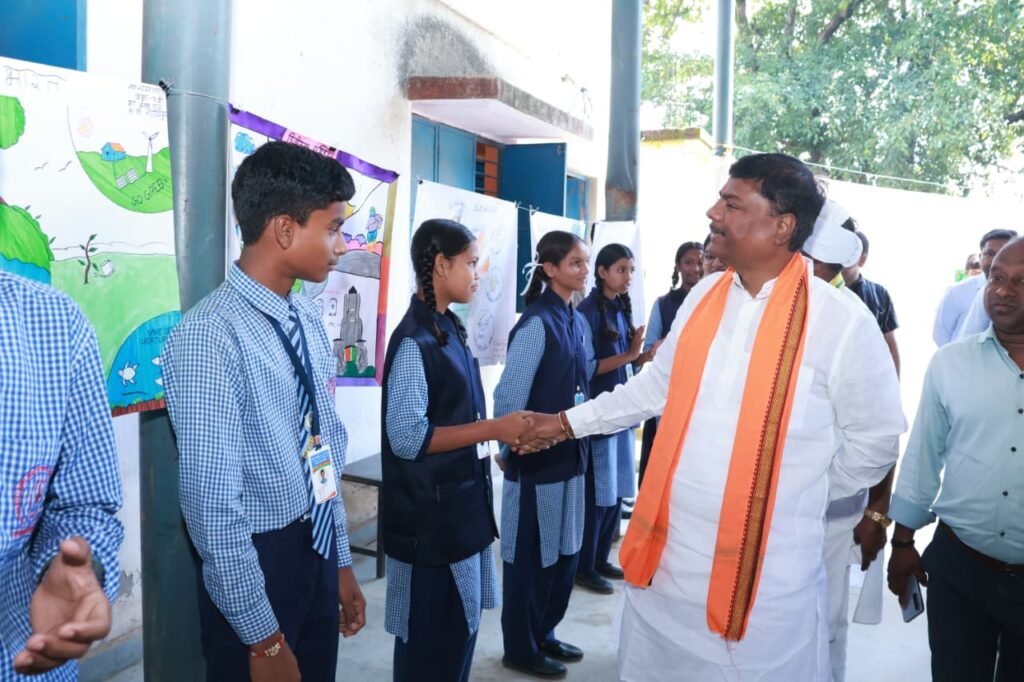 मेरे सपनों का भारत चित्रकला एवं भाषण प्रतियोगिता में बच्चों ने दिखाई प्रतिभा, वन मंत्री केदार कश्यप ने बच्चों का बढ़ाया उत्साह….