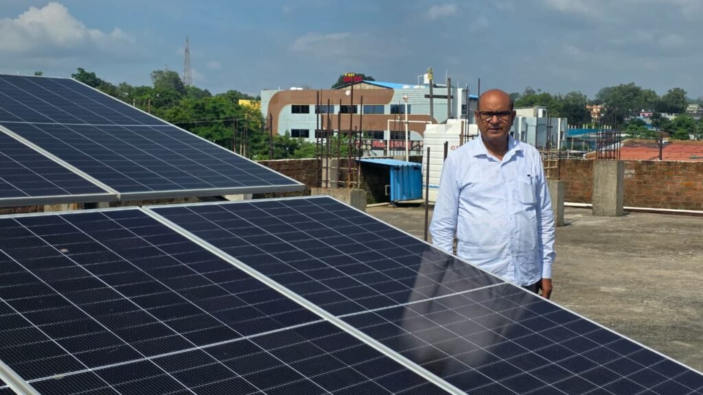 बिजली उपभोक्ता से ऊर्जा दाता बनने की ओर बढ़ते कदम, प्रधानमंत्री सूर्य घर मुफ्त बिजली योजना से घरों की छतें बनीं ऊर्जा उत्पादन की इकाइयां, सरगुजा में 1,733 घरों में स्थापित हुए रूफटॉप सोलर संयंत्र….