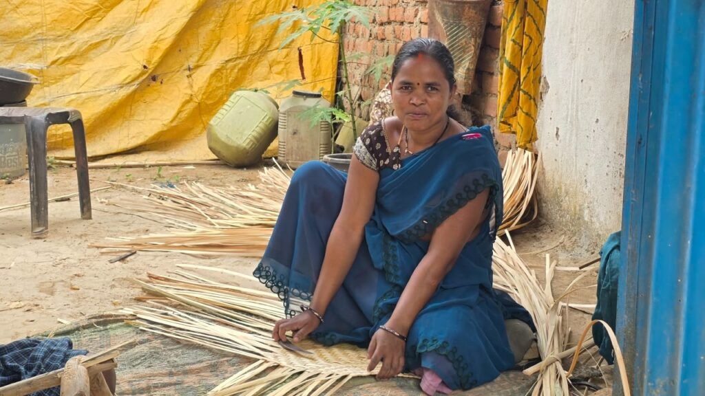 मुख्यमंत्री विष्णु देव साय के नेतृत्व में बिहान योजना से आत्मनिर्भर बन रहीं ग्रामीण महिलाएं, बांस शिल्प से गुड्डी ने संवारी परिवार की आर्थिक स्थिति…..