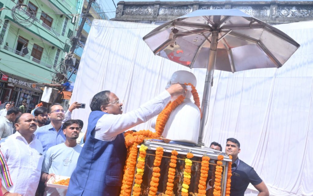गांधी जयंती पर प्रभारी मंत्री रामविचार नेताम ने मनेंद्रगढ़ में महात्मा गांधी और लाल बहादुर शास्त्री को किया नमन……