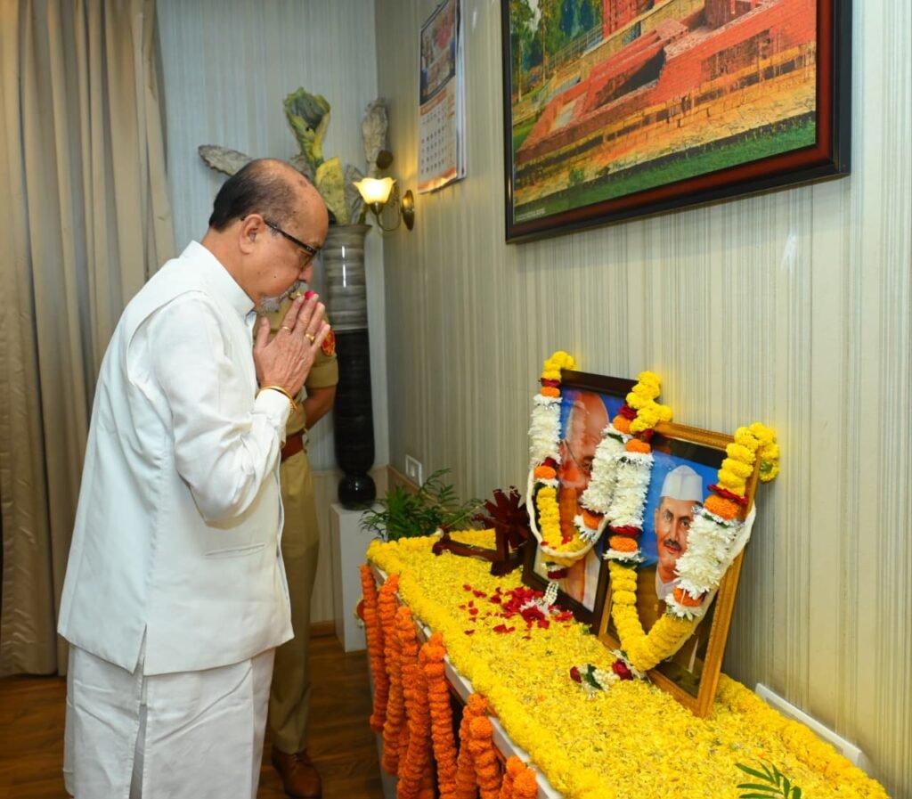 राज्यपाल रमेन डेका ने महात्मा गांधी एवं लाल बहादुर शास्त्री को श्रद्धा सुमन अर्पित किए….