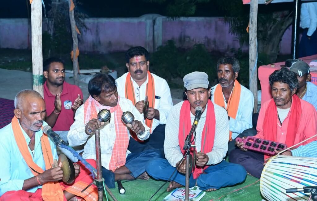 माता की भक्ति में रमे उप मुख्यमंत्री विजय शर्मा, हाथों में मंजीरा लेकर ग्रामीणों के साथ गाए जसगीत….