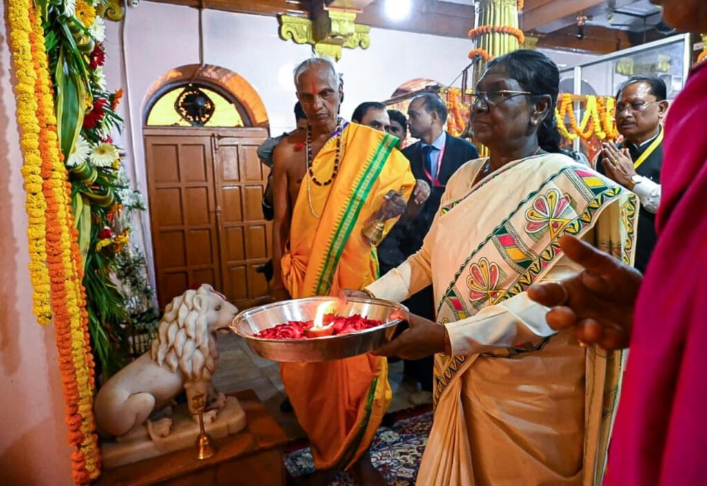 राष्ट्रपति द्रौपदी मुर्मु ने माँ दंतेश्वरी की पूजा-अर्चना कर देशवासियों की सुख-समृद्धि और खुशहाली की कामना की….