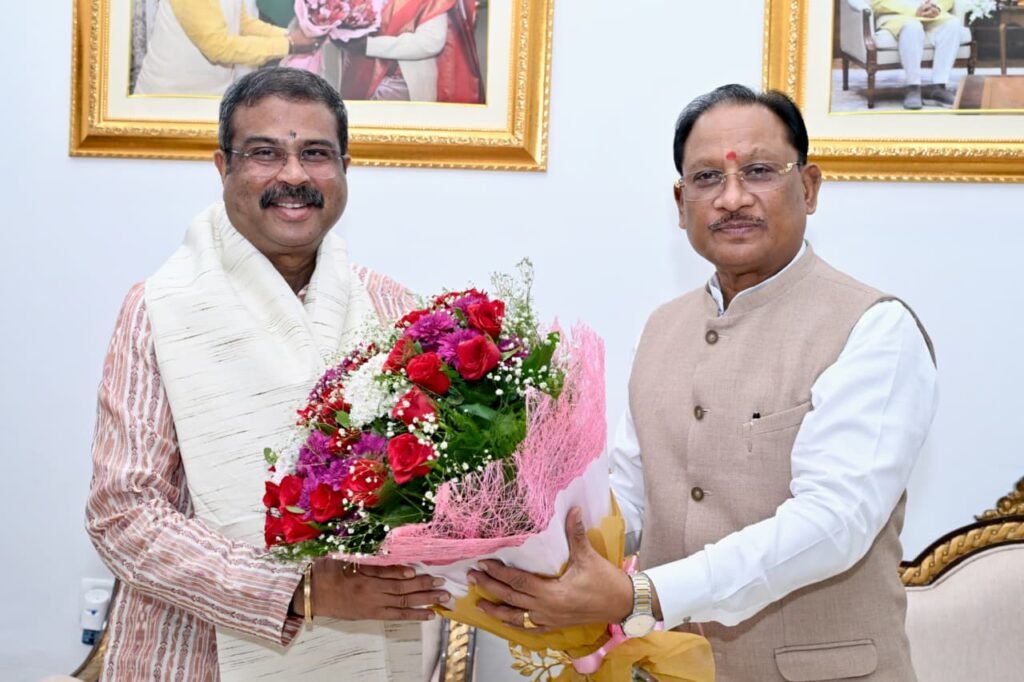 मुख्यमंत्री विष्णु देव साय से सांसद धर्मेंद्र प्रधान ने की शिष्टाचार भेंट…